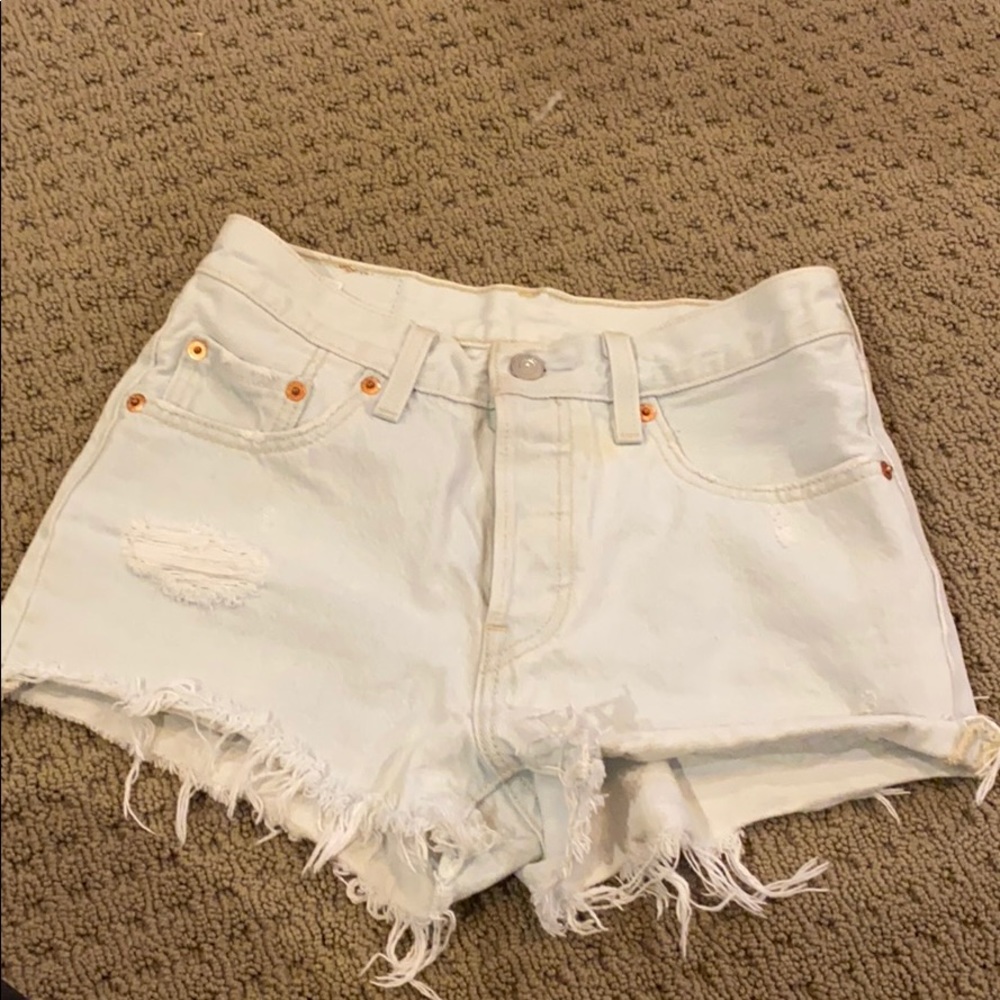 High waisted light wash Levi shorts